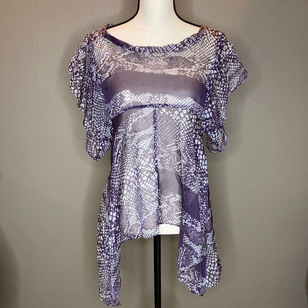 Blouse with Linder sides that are flowing